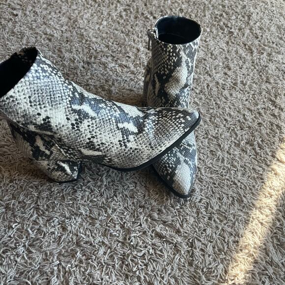 Madden Girl Cream / Black Snake Pattern Heeled Pointed Toe Ankle Boot Size 7M - Picture 2 of 7